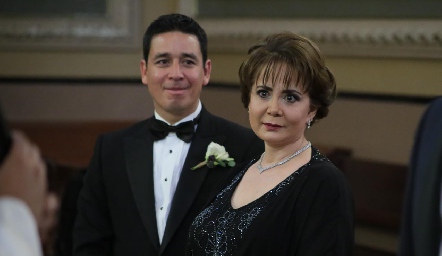  Eduardo Muñiz y Laura Rodríguez, hermano y mamá del novio.