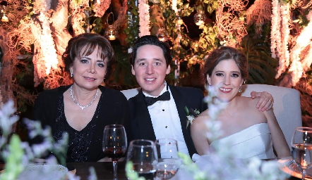  Laura Rodríguez, Adrián Muñiz y Araceli Palau de Muñiz.