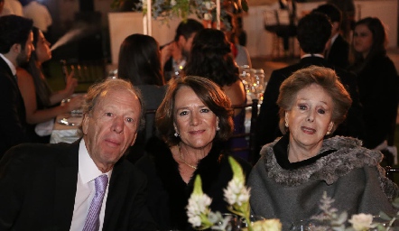  Manuel Muñiz,  María Eugenia Meade y Laura Muñiz.