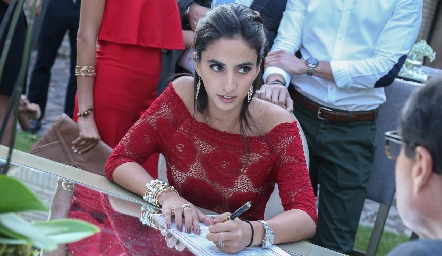  Melissa Andrés, hermana de la novia firmando como testigo.