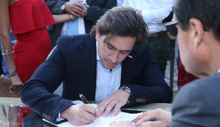  Fernando Abud, firmando como testigo.