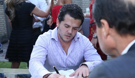  Jorge Torres firmando como testigo.