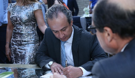  Ricardo Andrés, papá de la novia firmando como testigo.