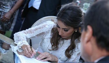  Lorena firmando.