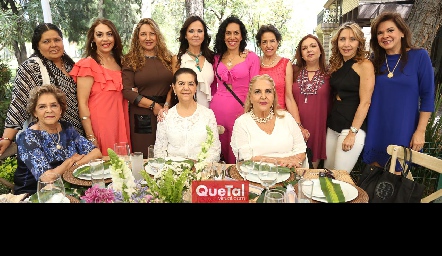  Elsa Tamez con su suegra y amigas.