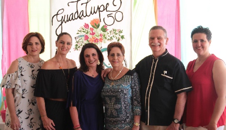  Guadalupe Bárcena con sus hermanas Patricia y Lorena, sus papás Lupita García y Roberto Bárcena y su cuñada Cecilia de Bárcena.