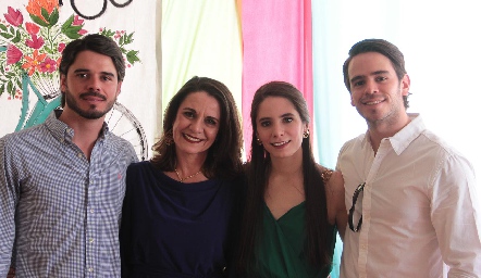  Guadalupe Bárcena con sus hijos, Miguel, Guadalupe y Eduardo Alvarez.