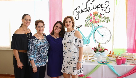 Lorena Bárcena, Guadalupe García de Bárcena, Lupita Bárcena y Patricia Bárcena.