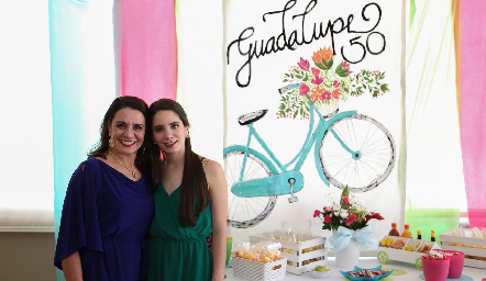  Lupita Bárcena con su hija Guadalupe Álvarez.