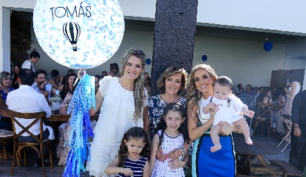  Rosana Benavente con sus hijas y nietos.