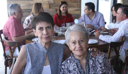  Guadalupe y Adriana Borjas.