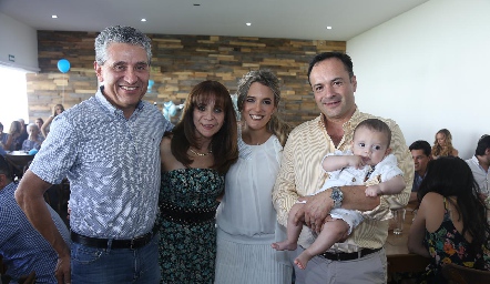  Antonio Briseño, Paty Campos de Briseño, Priscila González y Eduardo Ramos con Tomás.