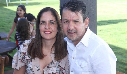  Paola Soto y Obed Gutiérrez.