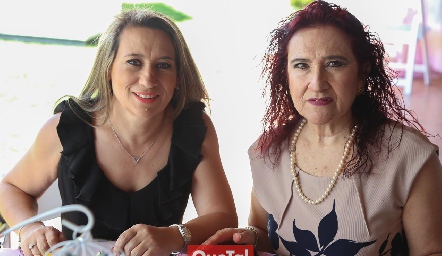 Mónica Álvarez y Lupita Álvarez.