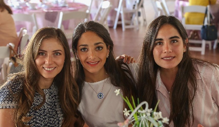 Elizabeth Treviño, Isa Villanueva y Mariana Rodríguez.
