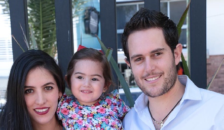  Claudia con su esposo e hija, Carlos e Inés Del Valle.
