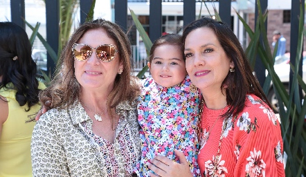 Inés con sus abuelitas Begoña Ruiz y Claudia Revuelta.