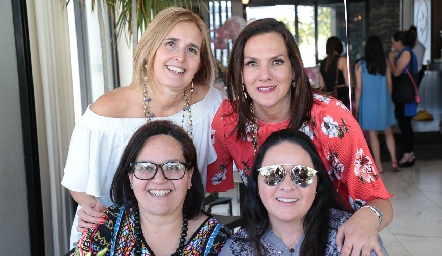  Silvia Aguilar, Claudia Revuelta, Gaby Espinosa y Claudia Álvarez.