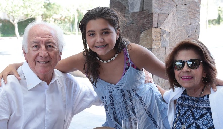  Marisol con sus abuelos paternos, Marcelo de los Santos y Guillermina Anaya de De los Santos.