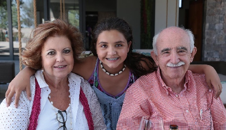  Marisol con sus abuelos maternos, Tere Pizzuto y Jesús de la Maza.