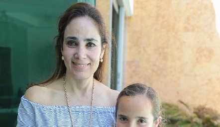  Cristina Chevaile con su hija Cristy Chevaile.