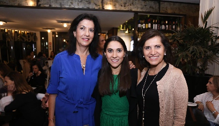  Sofía con su suegra Tere Ramírez y su mamá Dolores Lastras.