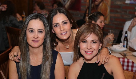  Gaby Acosta, Claudia Artolózaga y Adriana Rueda.