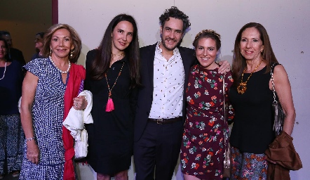 El Director de la película Sacúdete las Penas Andrés Ibáñez Díaz Infante con su familia y Ana Isabel de la Fuente.