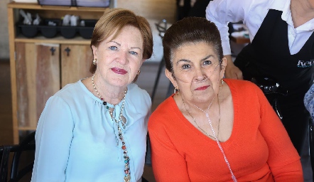  Lynette de Pizzuto y Esperanza Loyola.