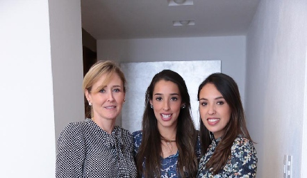  Sandra Revilla y sus hijas Marijó y Paola Ascanio.
