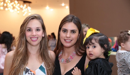  Barbarita con su tía y su mamá, Melissa Compeán y Bárbara Berrones.