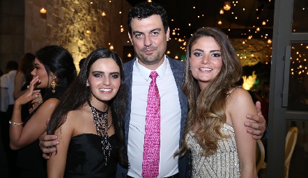  Adriana Olmos, Alejandro Fernández y María Lorca.