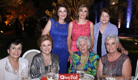  Tessy y Natalia Gordoa, Rosario de Villalobos, Carmela de Stevens, Marcelle Coulon, Coco Alonso y María Elena Gordoa.