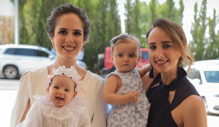  Ana Gaby Mina con su hija Inés y Ángeles Mahbub con su hija Ángeles.