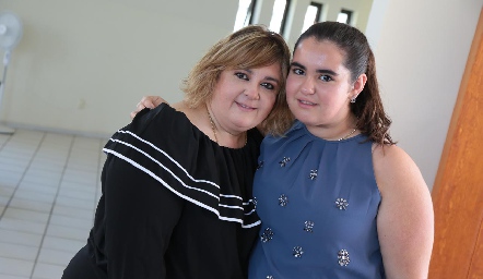 Regina Payán con su hija Martita.