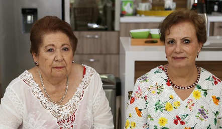  Adriana de Guevara y Yolanda González de Gómez.