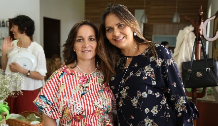  Sandra Estúa con su cuñada Toyita Villalobos .