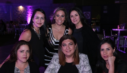  Michelle Zarur con sus amigas.