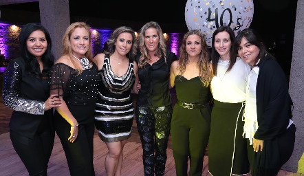  Michelle Zarur con sus amigas.