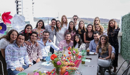  Santiago y Daniela acompañados de sus mejores amigos.