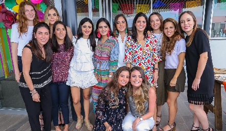  Daniela acompañada de sus mejores amigas.