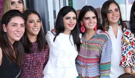  Daniela con sus amigas.