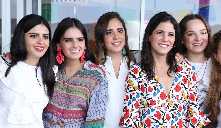  Daniela con sus amigas.
