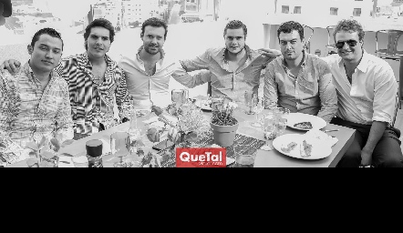  Santiago con sus amigos.