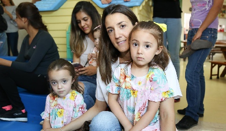  Marcela Rivero con Inés y Camila .
