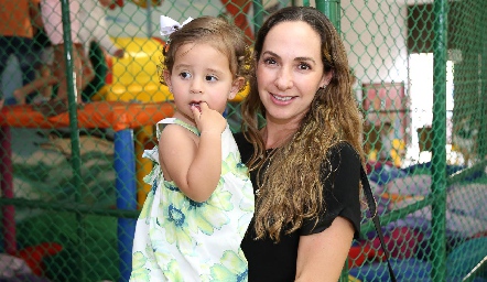  Lila Medina con su hija .