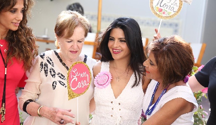  Daniela con sus abuelas Lynette de Pizzuto y Guille de De los Santos.