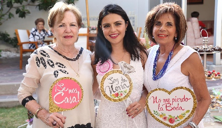  La novia con sus abuelas Lynette de Pizzuto, Daniela de los Santos Pizzuto y Guillermina de los Santos.