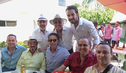 Ricardo Torres con la familia Díaz de León.
