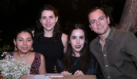  Cristina, Daniela, Carol y Marco.